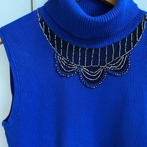 Sleeveless turtleneck with neckline detail